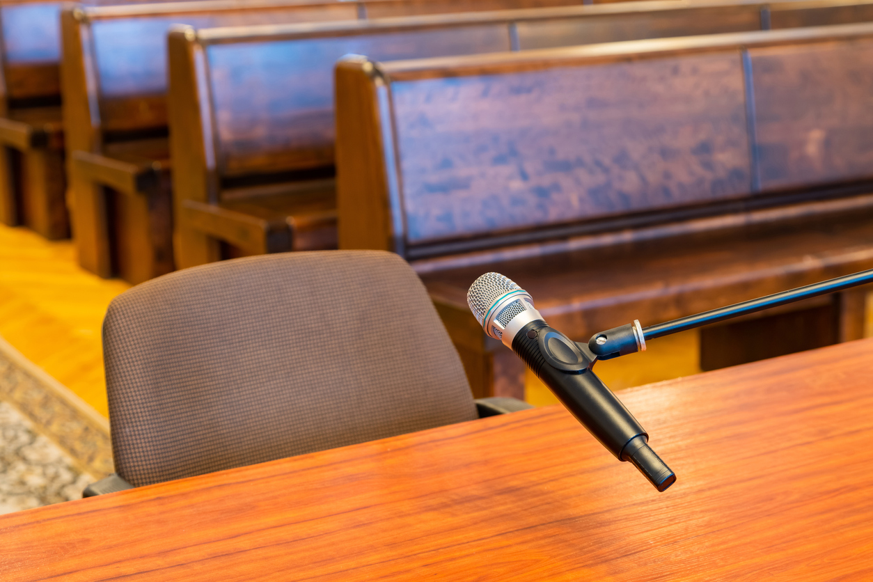 microphone-in-courthouse