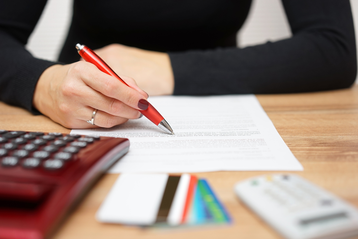 woman-reading-credit-card-notice