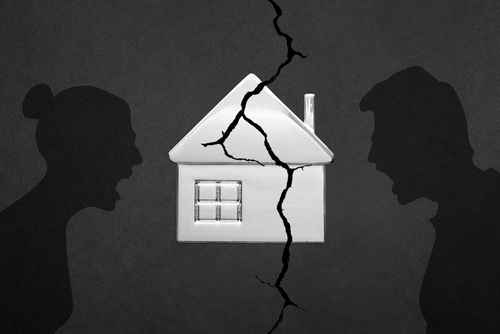 Silhouette of a married couple. The concept of dividing property. Arguing people. Yelling at each other. Showdown. Defending your point of view. Conflict. The destruction of marriage