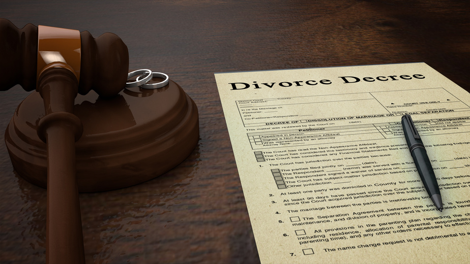 A gavel and pen on a table, indicating divorce.
