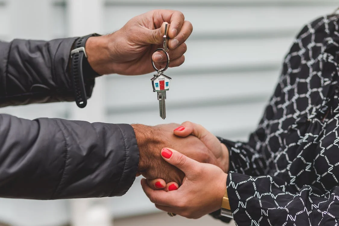 Exchanging house keys 